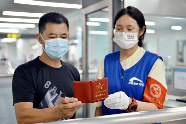 四川成都：军队离退休干部等群体可免费乘坐城市公共交通工具