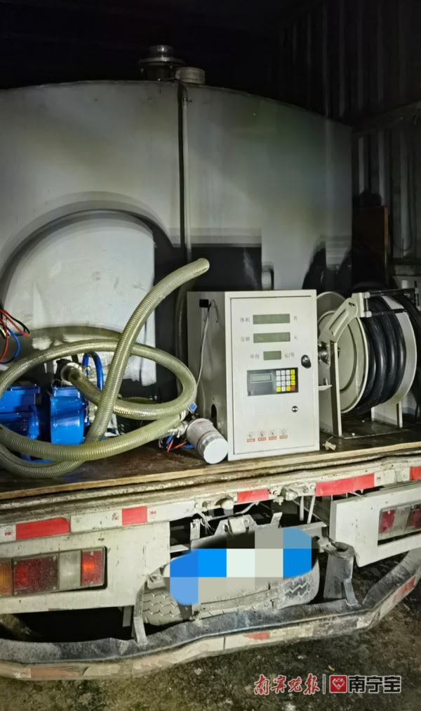 车辆进出频繁人员形迹可疑，警方伏击打掉一倒卖私油窝点