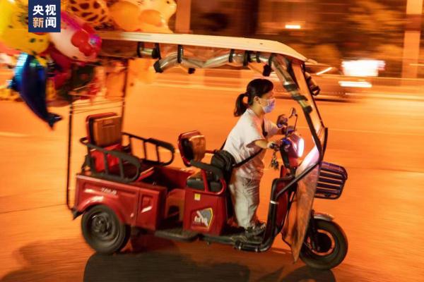 “袖珍妈妈”摆摊卖气球,做了这件大事! “袖珍妈妈”摆摊卖气球,做了这件大事!