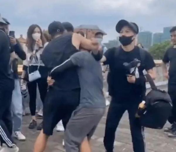 一剧组致歉：打人者被开除！什么是“代拍”？