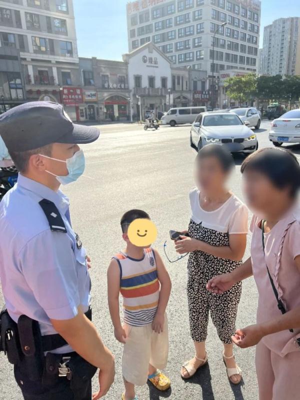 警车内，4岁走失萌娃淡定与民警唠嗑
