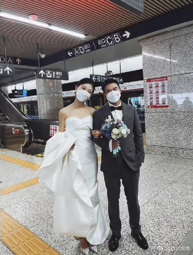 浪漫！新人携手坐地铁参加婚礼