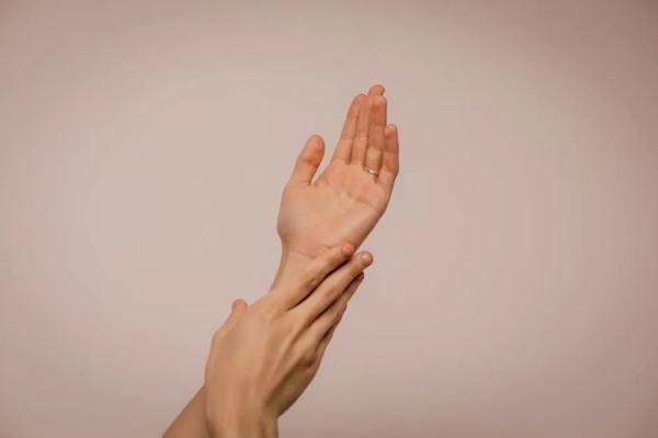 手麻都是因为颈椎病？还可能是这几种疾病