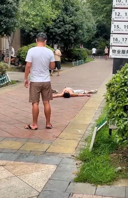 武汉一男子趴在地上学狗叫咬伤两人，警方：已送往精神病医院