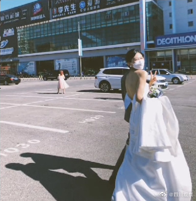 浪漫！新人携手坐地铁参加婚礼