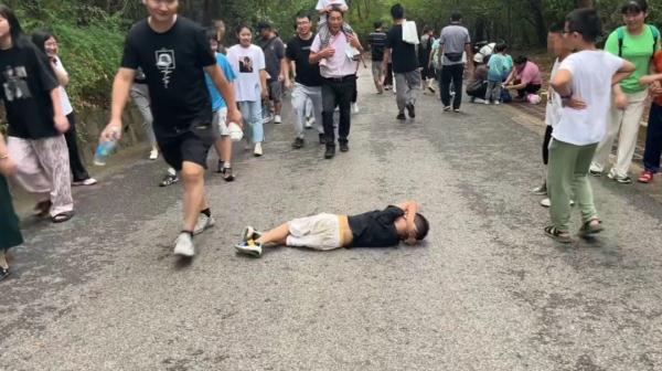 是个狠人！安徽一男孩爬山累了滚下山，网友：做了我想做却不敢的