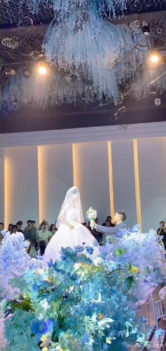 浪漫！新人携手坐地铁参加婚礼