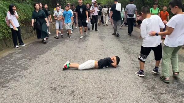 是个狠人！安徽一男孩爬山累了滚下山，网友：做了我想做却不敢的