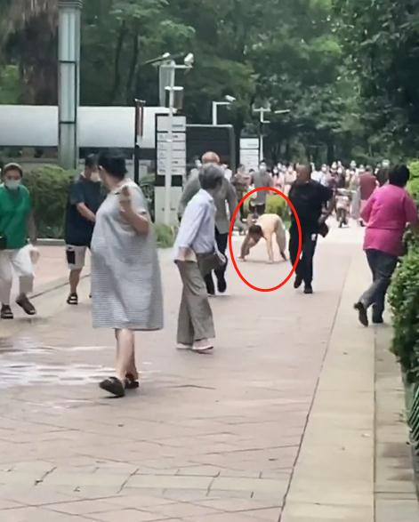 武汉一男子趴在地上学狗叫咬伤两人，警方：已送往精神病医院