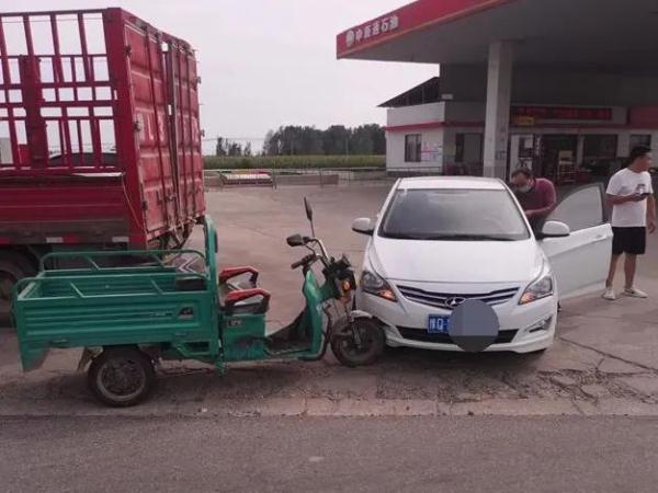漯河：小轿车逆行，三轮车被“夹击”！
