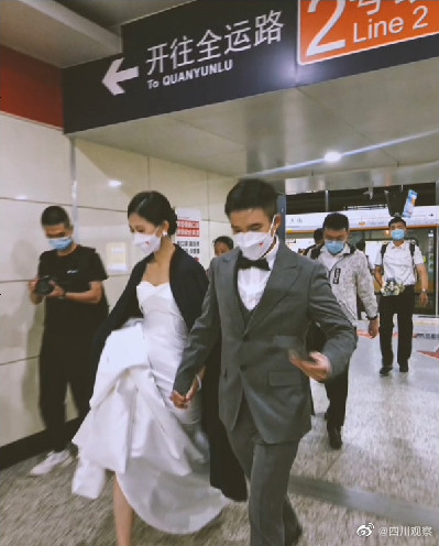 浪漫！新人携手坐地铁参加婚礼