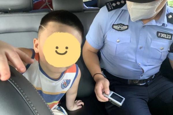 警车内，4岁走失萌娃淡定与民警唠嗑