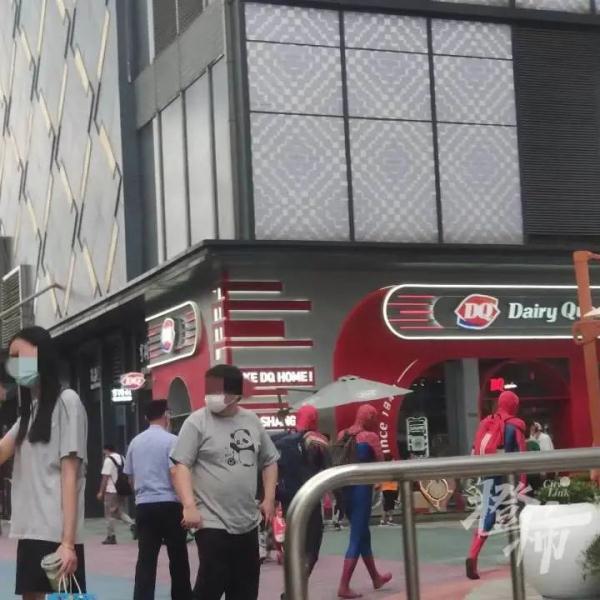 上海一男子当街被“捅”？原来竟是扮演“异型”破膛而出…已被警察批评教育