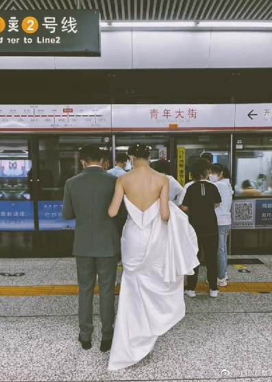 浪漫！新人携手坐地铁参加婚礼