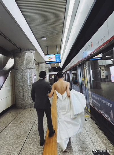 浪漫！新人携手坐地铁参加婚礼