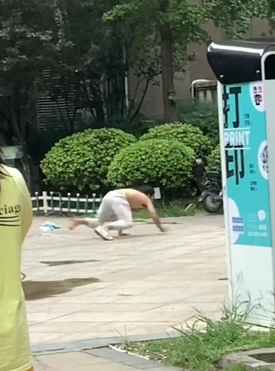 武汉一男子趴在地上学狗叫咬伤两人，警方：已送往精神病医院