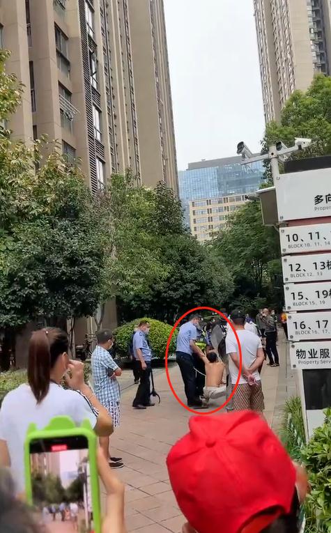武汉一男子趴在地上学狗叫咬伤两人，警方：已送往精神病医院