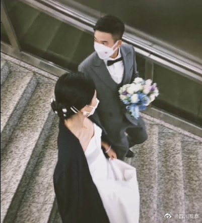 浪漫！新人携手坐地铁参加婚礼