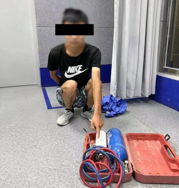 小伙深夜使用焊枪盗窃成人玩具被抓获