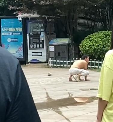 武汉一男子趴在地上学狗叫咬伤两人，警方：已送往精神病医院