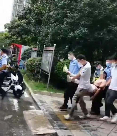 武汉一男子趴在地上学狗叫咬伤两人，警方：已送往精神病医院