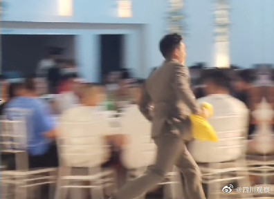 浪漫！新人携手坐地铁参加婚礼