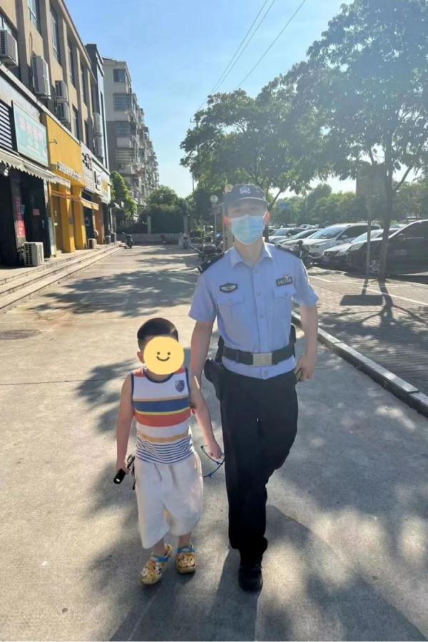警车内，4岁走失萌娃淡定与民警唠嗑