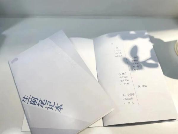 花12个小时清点遗物，他们发现老人还有一位在世的亲人