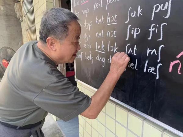 退休教授去贵州避暑后，做了一个决定