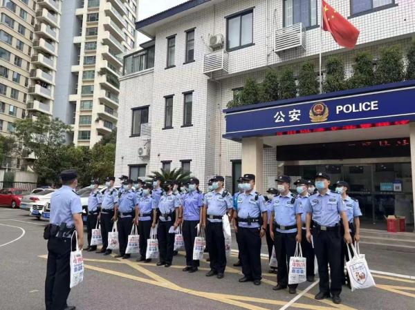 暖心!94岁老人昏倒,民警“霸屏”283个微信群帮其找到家人 暖心!94岁老人昏倒,民警“霸屏”283个微信群帮其找到家人