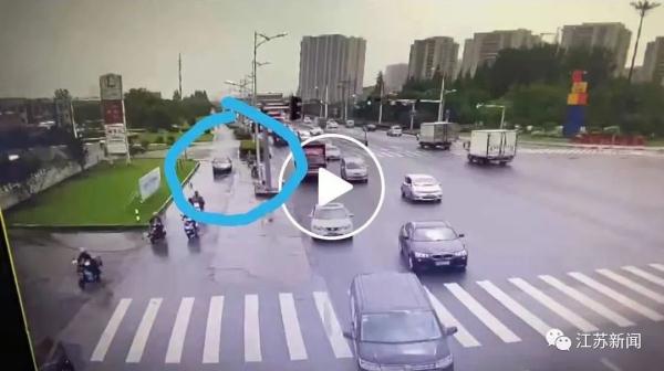 被汽车溅了一身水，只能认了？马上报警！