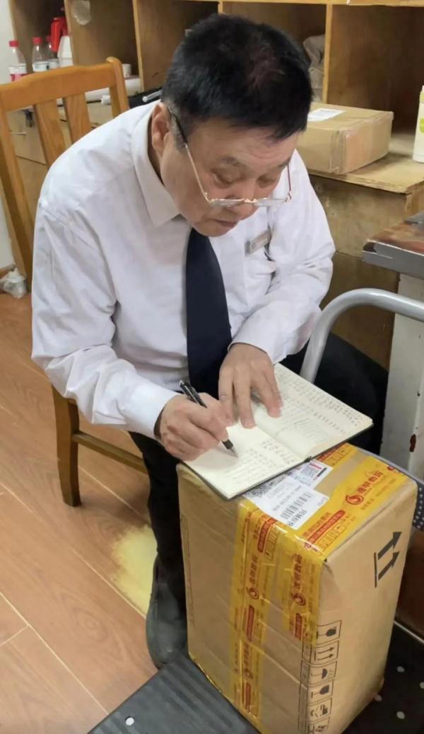 一个被形容“人很凶的”保安退休了，师生们都很想他！