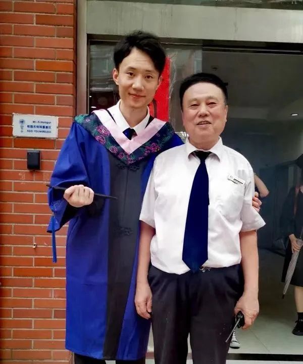一个被形容“人很凶的”保安退休了，师生们都很想他！