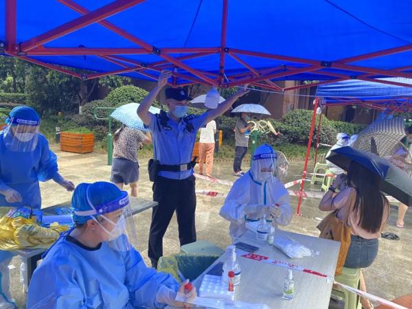 暖心!94岁老人昏倒,民警“霸屏”283个微信群帮其找到家人 暖心!94岁老人昏倒,民警“霸屏”283个微信群帮其找到家人