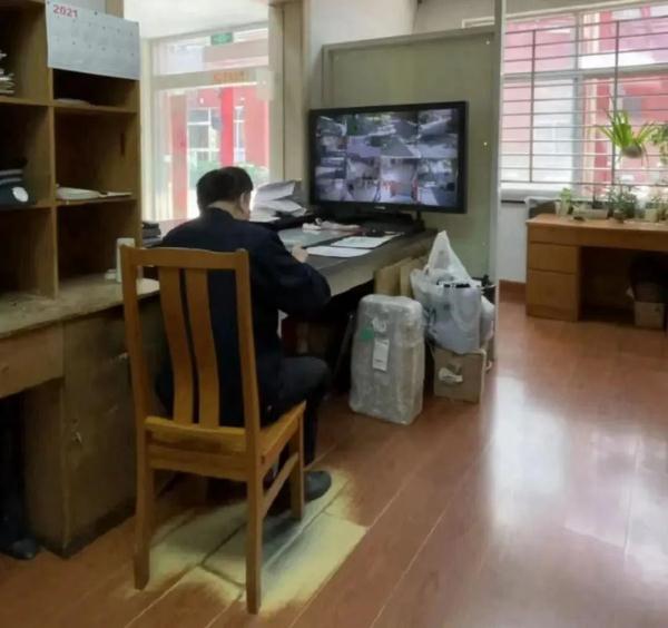 一个被形容“人很凶的”保安退休了，师生们都很想他！