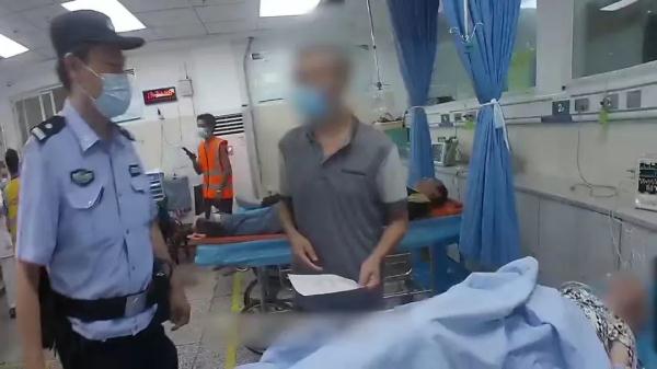 暖心!94岁老人昏倒,民警“霸屏”283个微信群帮其找到家人 暖心!94岁老人昏倒,民警“霸屏”283个微信群帮其找到家人