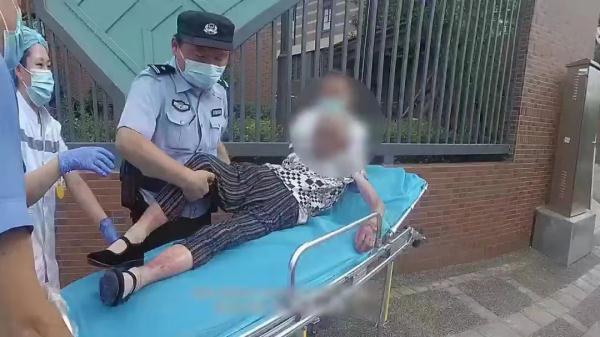 暖心!94岁老人昏倒,民警“霸屏”283个微信群帮其找到家人 暖心!94岁老人昏倒,民警“霸屏”283个微信群帮其找到家人