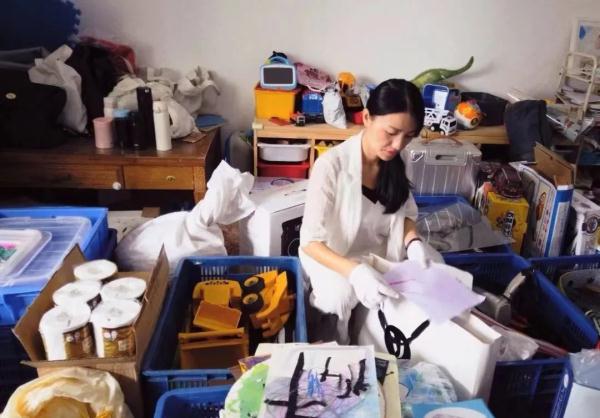 花12个小时清点遗物，他们发现老人还有一位在世的亲人