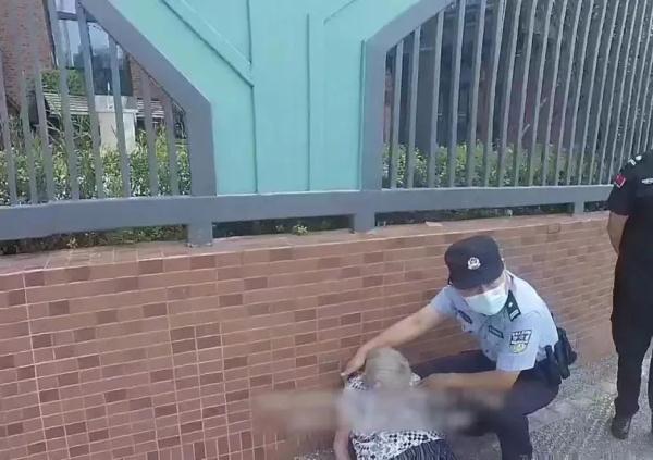 暖心!94岁老人昏倒,民警“霸屏”283个微信群帮其找到家人 暖心!94岁老人昏倒,民警“霸屏”283个微信群帮其找到家人