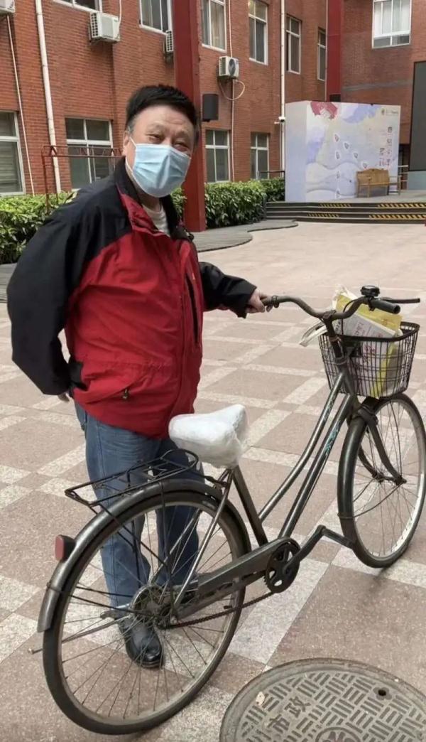 一个被形容“人很凶的”保安退休了，师生们都很想他！