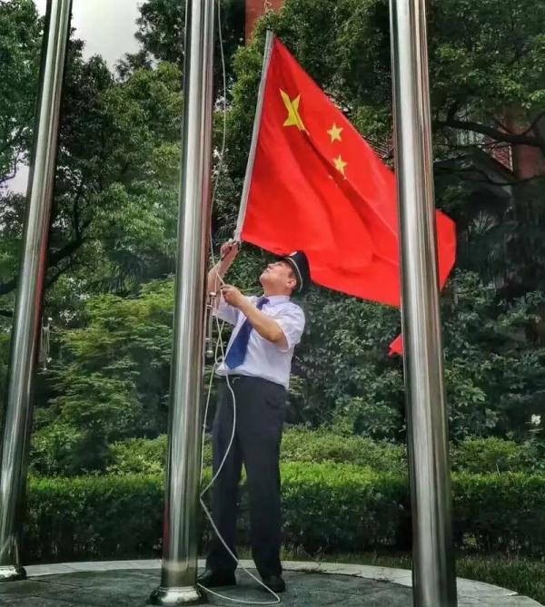 一个被形容“人很凶的”保安退休了，师生们都很想他！