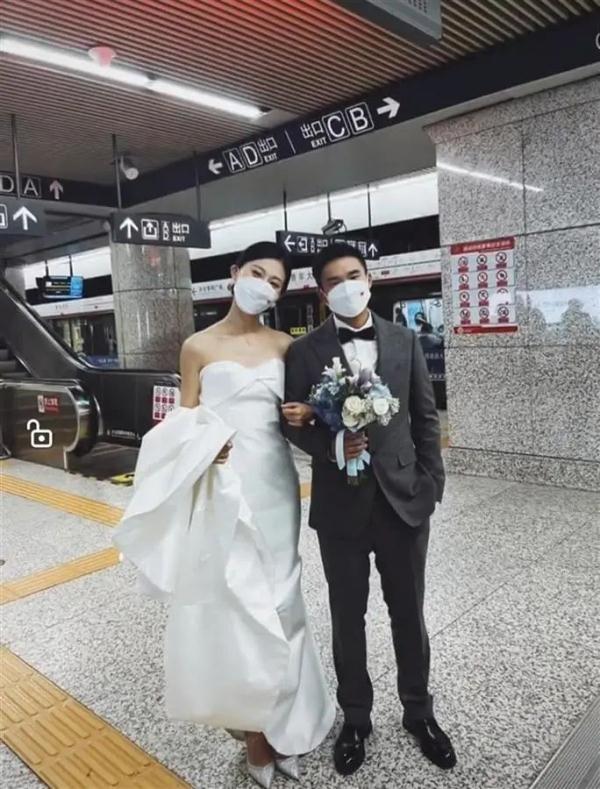 东北一对新人乘地铁结婚,新娘:一句玩笑话最后成了真 东北一对新人乘地铁结婚,新娘:一句玩笑话最后成了真