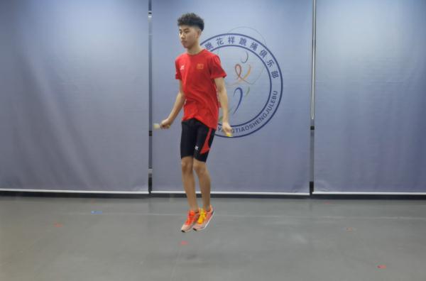 太能跳了！17岁小伙儿打破尘封35年世界纪录