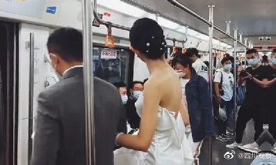 东北一对新人乘地铁结婚,新娘:一句玩笑话最后成了真 东北一对新人乘地铁结婚,新娘:一句玩笑话最后成了真
