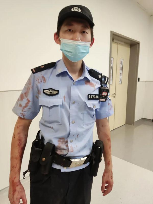 5岁男孩深夜报警,民警去现场后…警服变血衣!竟是因为… 5岁男孩深夜报警,民警去现场后…警服变血衣!竟是因为…