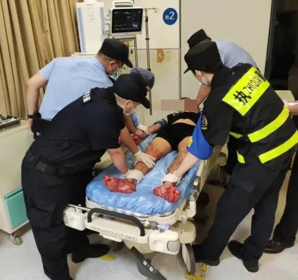 5岁男孩深夜报警,民警去现场后…警服变血衣!竟是因为… 5岁男孩深夜报警,民警去现场后…警服变血衣!竟是因为…