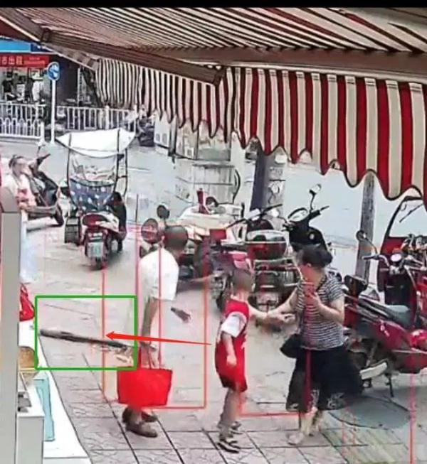 人工降雨炮壳坠落险砸中路人，警方回应：确为降雨炮弹，无人受伤