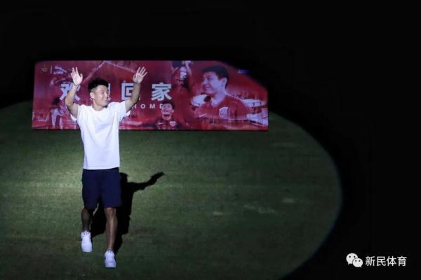 武磊亮相浦东足球场 回家的感觉真好！