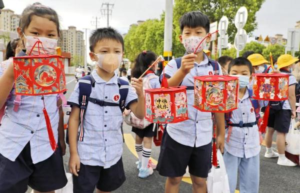 这位家长，请你克制！据说，今天上海最开心的人都在这里了