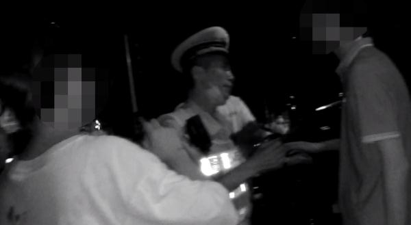 女的无证、男的醉酒，看见交警双双逃跑！结果被……